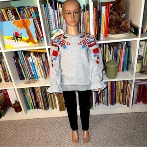 CHARMING embroidered girl’s sweatshirt / tunic with styluses, flared cuffs.